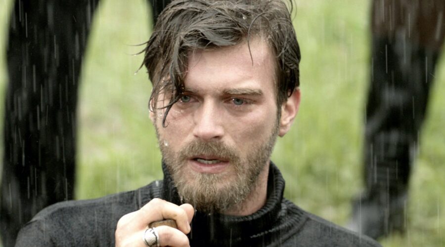 Kivanç Tatlitug (Kurt Seyit Eminof) nell'episodio 10 de “La ragazza e l'ufficiale” in onda su Canale 5. Credits: RTI Mediaset.