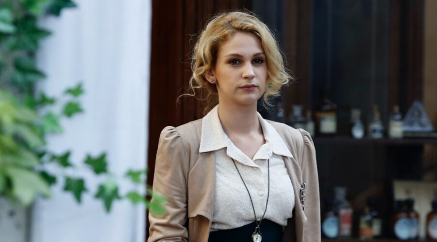 Farah Zeynep Abdullah (Sura) in una scena dell'ottavo episodio de “La ragazza e l'ufficiale”. Credits: RTI Mediaset.