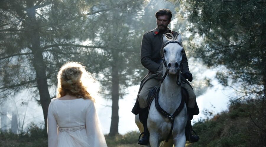 A destra: Kivanç Tatlitug (Kurt Seyit Eminof) in una scena del quarto episodio de “La ragazza e l'ufficiale”. Credits: RTI Mediaset.