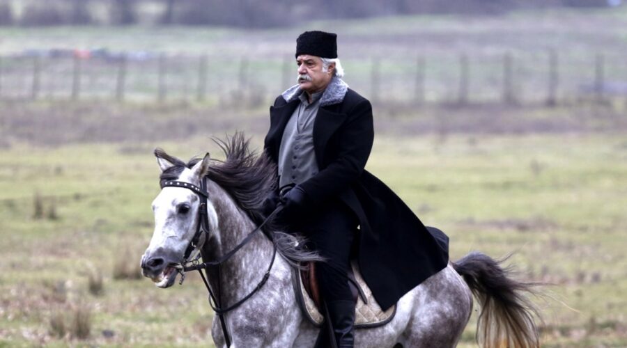 Al centro: Serdar Gökhan (Mirza Mehmet Eminof) in una scena del quinto episodio de “La ragazza e l'ufficiale”. Credits: RTI Mediaset.