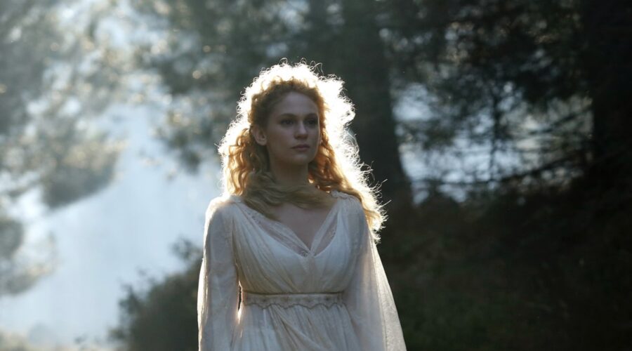 Farah Zeynep Abdullah (Alexandra Julianovna Verjensk - Sura) in una scena della prima puntata de “La ragazza e l'ufficiale”. Credits: RTI Mediaset.