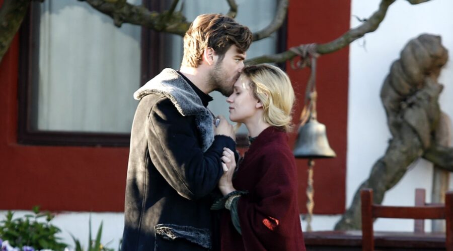 Da sinistra: Kivanç Tatlitug (Kurt Seyit Eminof) e Farah Zeynep Abdullah (Sura) in una scena dell'ottavo episodio de “La ragazza e l'ufficiale”. Credits: RTI Mediaset.