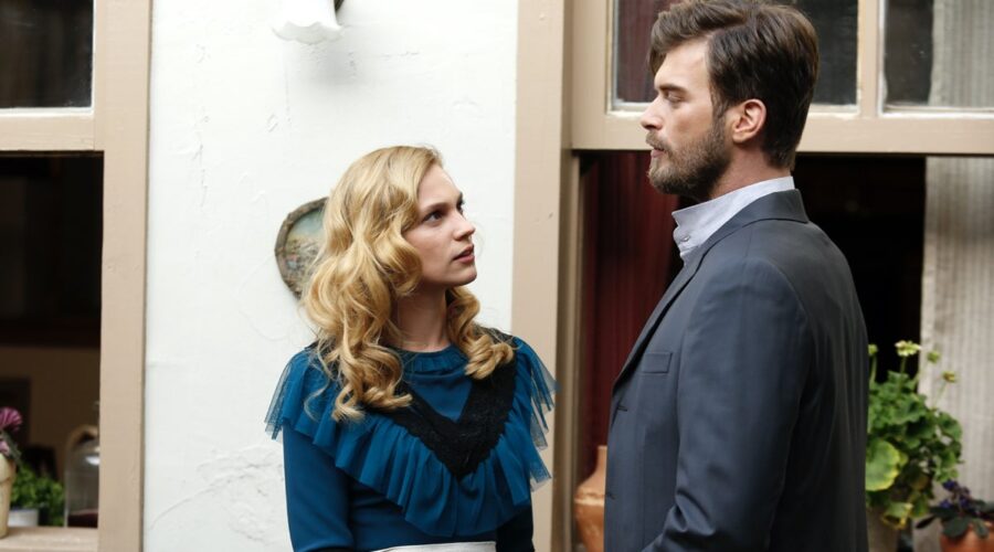Da sinistra: Kivanç Tatlitug (Kurt Seyit Eminof) e Farah Zeynep Abdullah (Sura) in una scena del settimo episodio de “La ragazza e l'ufficiale”. Credits: RTI Mediaset.