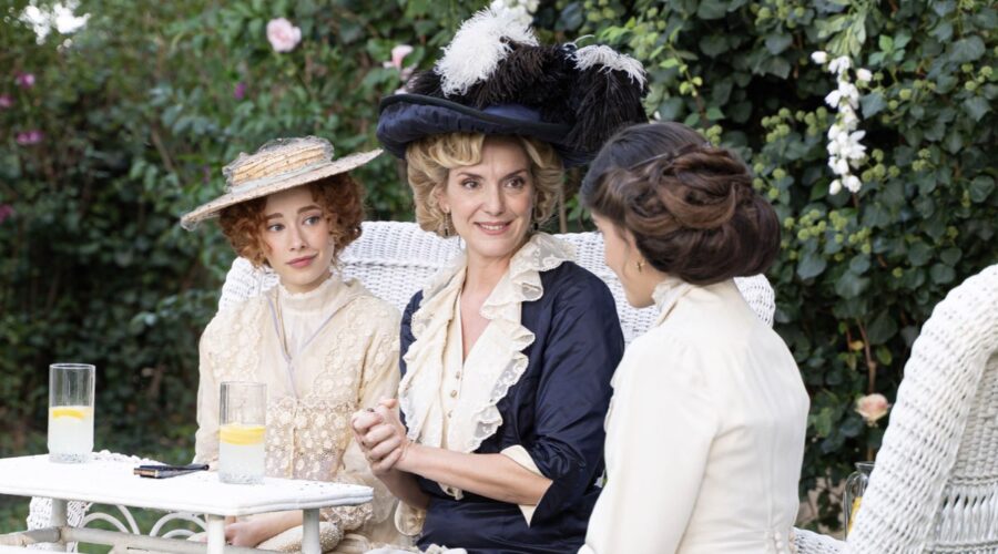 Da sinistra: Alicia Bercan (Leonor Luján), Eva Martín (Cruz Ezquerdo) e Paula Losada (Jimena De Los Infantes) nella puntata de “La Promessa” in onda giovedì 22 giugno 2023. Credits: RTI Mediaset.