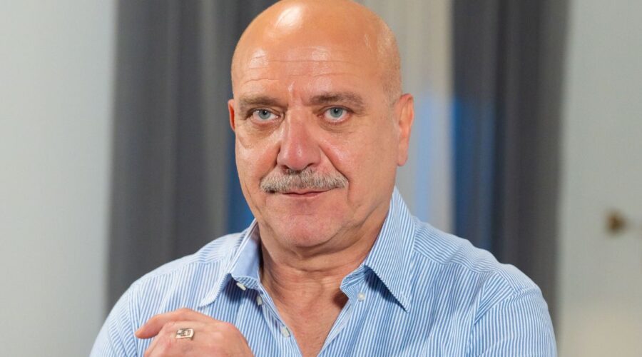 Luigi Di Fiore interpreta Luca De Santis in una scena di