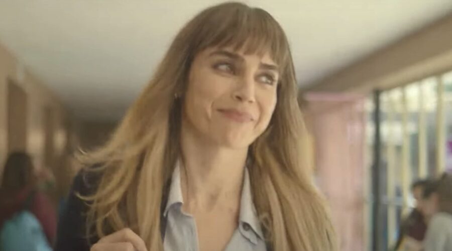 Irene Arcos interpreta Macarena in una scena di “Tutti Mentono”. Credits: Fotogramma/YouTube.