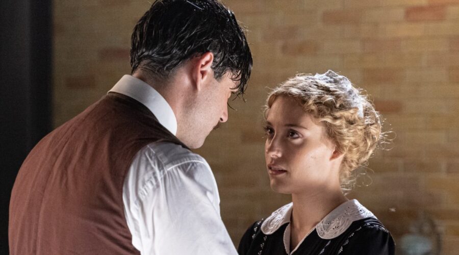 Da sinistra: Arturo Sancho (Manuel Luján), Ana Garces (Jana Exposito) in una scena dell'episodio 19 de “La Promessa”. Credits: RTI Mediaset.
