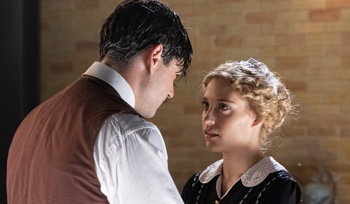 Da sinistra: Arturo Sancho (Manuel Luján), Ana Garces (Jana Exposito) in una scena dell'episodio 19 de “La Promessa”. Credits: RTI Mediaset.