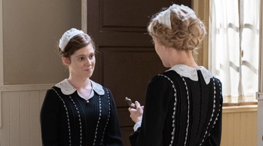 Da sinistra: Sara Molina (Maria Fernandez) e Ana Garces (Jana Exposito) nell'episodio 21 de “La Promessa”. Credits: RTI Mediaset.