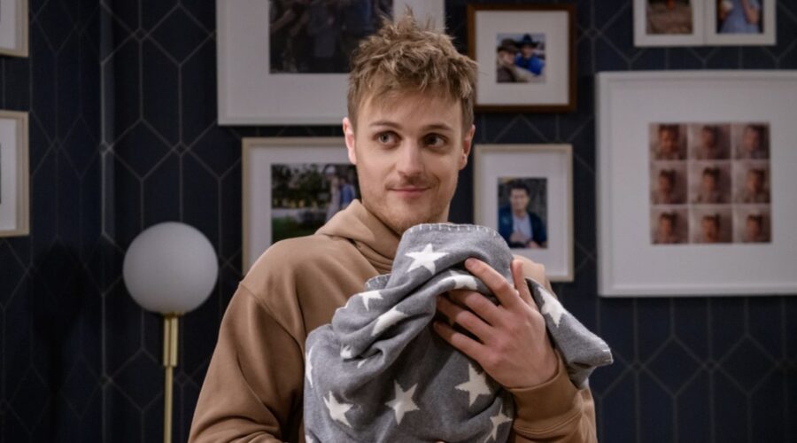 A sinistra: Maximilian Richter (Stefan Hartmann) tiene in braccio il piccolo Anton in una scena della puntata di “Tempesta D'Amore” in onda su Rete 4. Credits: Das Erste/Mediaset.