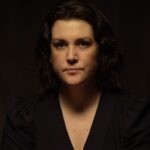 Melanie Lynskey in una scena della seconda stagione di “Yellowjackets”. Credits: Paramount+.