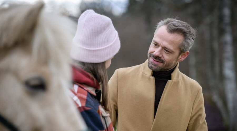 Sven Waasner nei panni di Erik Vogt in una scena della soap opera “Tempesta d'amore” in onda su Rete 4. Credits: Das Erste/Mediaset.