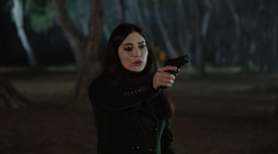 Müjgan Hekimoğlu Akkaya (Melike İpek Yalova) spara a Züleyha in una scena di “Terra Amara”. Credits: RTI Mediaset.