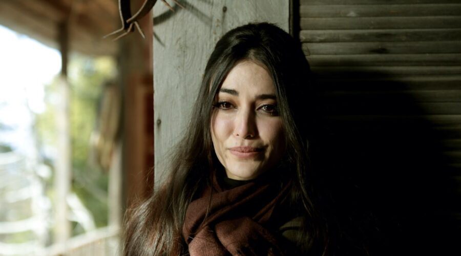 In “Terra Amara”, Mujgan (Melike İpek Yalova) accusa sua zia Behice di aver aggredito Züleyha. Credits: Fotogramma/Mediaset Infinity.