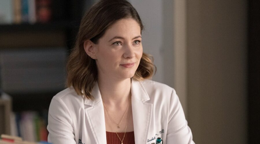 Sandra Mae Frank nei panni della dottoressa Elizabeth Wilder, qui nell'episodio 8 della quinta stagione di “New Amsterdam”, in onda mercoledì 21 giugno 2023 su Canale 5. Credits: Universal TV/RTI Mediaset.