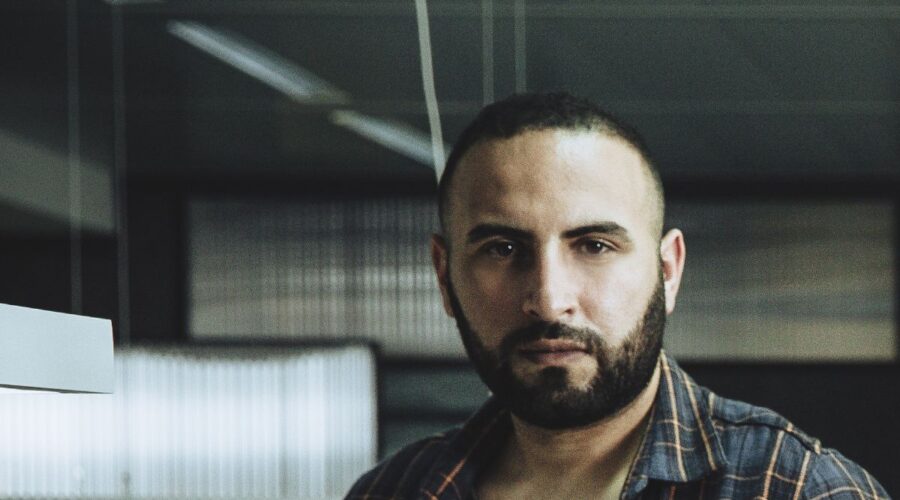 Oussama Kheddam (Fred Fontaine) in una scena della serie ”Sophie Cross”. Credits: Rai/Das Erste.