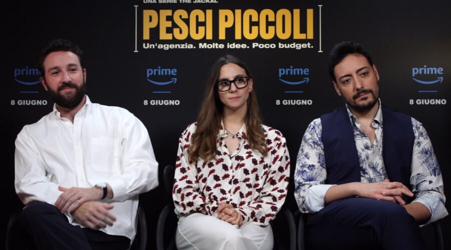 Da sinistra: Francesco Ebbasta, Aurora Leone e Ciro Priello nell'intervista per “Pesci Piccoli”. Credits: Tvserial.it.