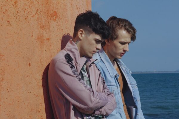 Da sinistra: Lorenzo Zurzolo e Mattia Carrano nella seconda stagione di “Prisma”. Credits: Prime Video.