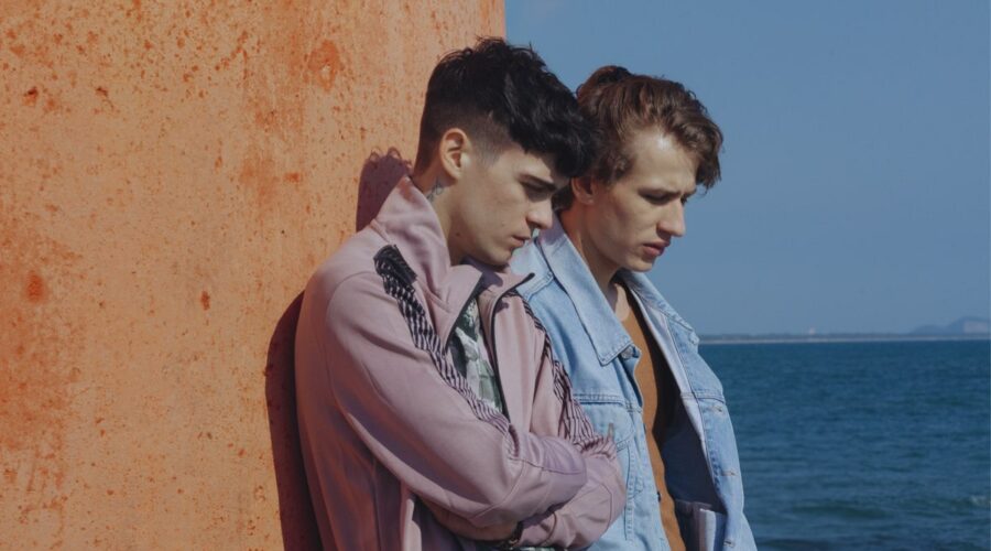 Da sinistra: Lorenzo Zurzolo e Mattia Carrano nella seconda stagione di “Prisma”. Credits: Prime Video.