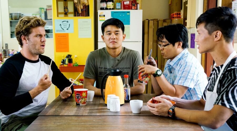 Ronny Chieng in una scena di 