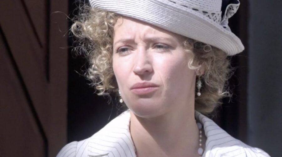 Marta Larralde (Diana Silva Torrealba) in una scena della soap opera spagnola “Sei Sorelle”. Credits: Rai/Cattura schermo.