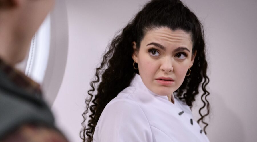 Merve Çakir nei panni di Shirin Ceylan in una scena di “Tempesta D'Amore” in onda su Rete 4. Credits: Das Erste/Mediaset.