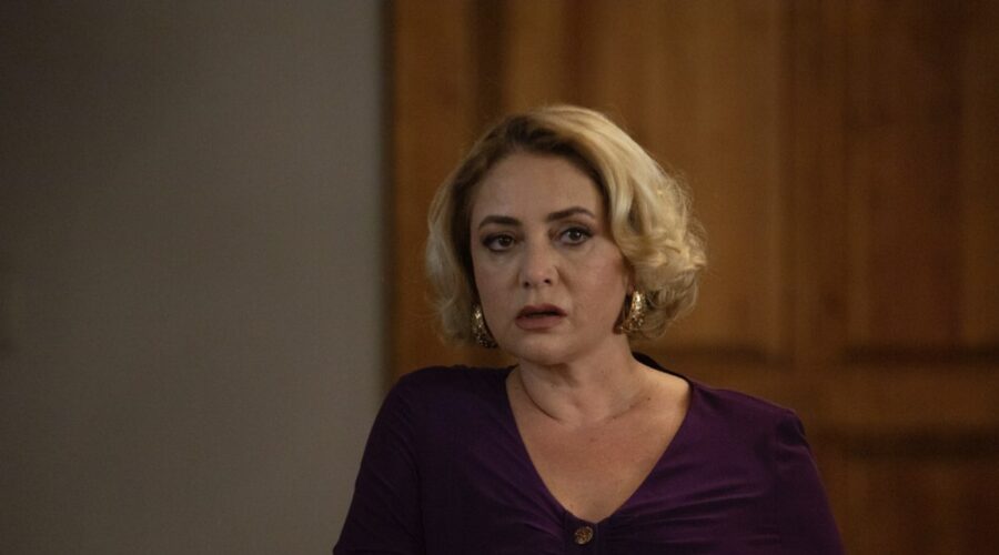 Sibel Tasçioglu (Sermin) in una scena di