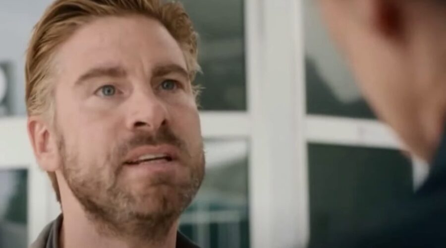 Kevin Janssens interpreta Simon Daendels, qui in un fotogramma di “Un cuore due destini”. Credits: TFI1/YouTube.