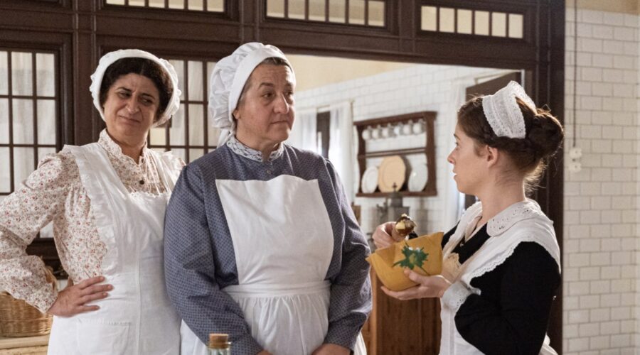 Da sinistra: Teresa Quintero (Candela García), Carmen Flores (Simona Martínez) e Sara Molina (Maria Fernandez) in una scena dell'episodio 17 de “La Promessa”. Credits: RTI Mediaset.
