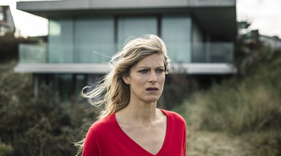 Alexia Barlier (Sophie Cross) in una scena della serie ”Sophie Cross”. Credits: Rai/Das Erste.