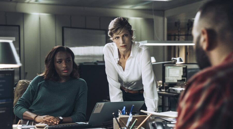 Da sinistra:Mariama Gueye (Amina Dequesne) e Alexia Barlier (Sophie Cross) n una scena della serie ”Sophie Cross”. Credits: Rai/Das Erste.