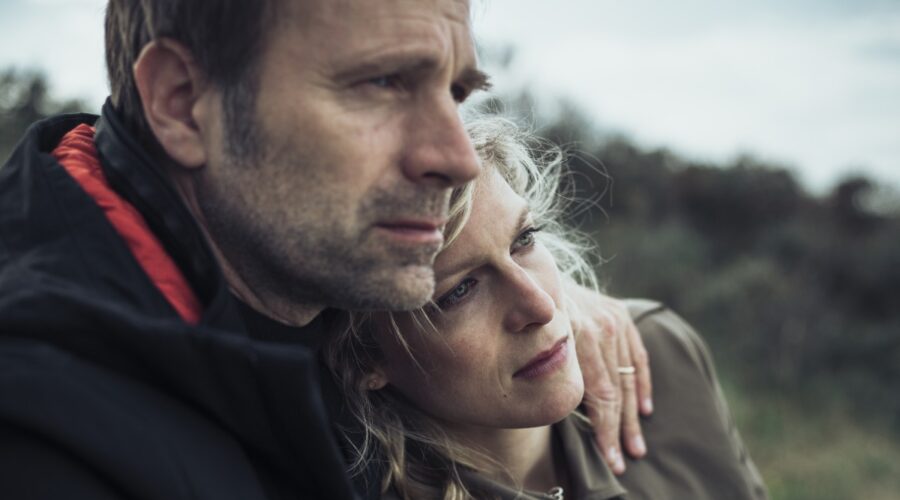 Da sinistra: Thomas Jouannet (Commissario Thomas Leclercq) e Alexia Barlier (Sophie Cross) in una scena della serie ”Sophie Cross”. Credits: Rai/Das Erste.