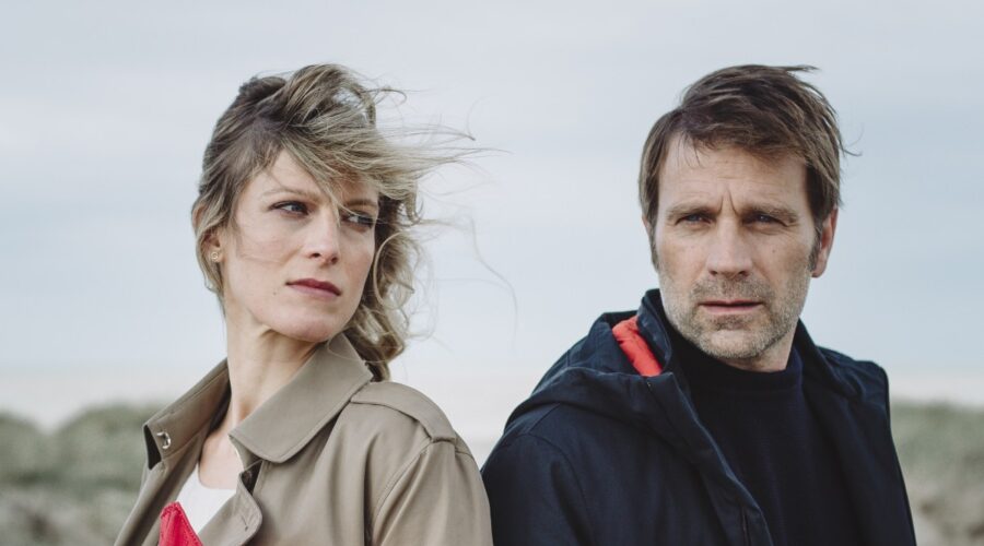 Da sinistra: Alexia Barlier (Sophie Cross) e Thomas Jouannet (Commissario Thomas Leclercq) in una scena della serie ”Sophie Cross”. Credits: Rai/Das Erste.