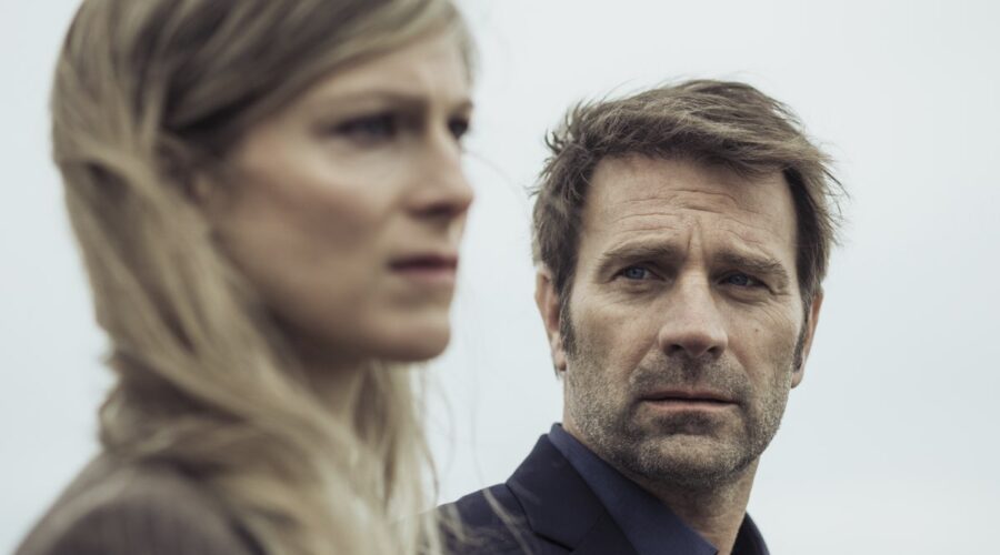 Da sinistra: Alexia Barlier (Sophie Cross) e Thomas Jouannet (Commissario Thomas Leclercq) in una scena della serie ”Sophie Cross”. Credits: Rai/Das Erste.