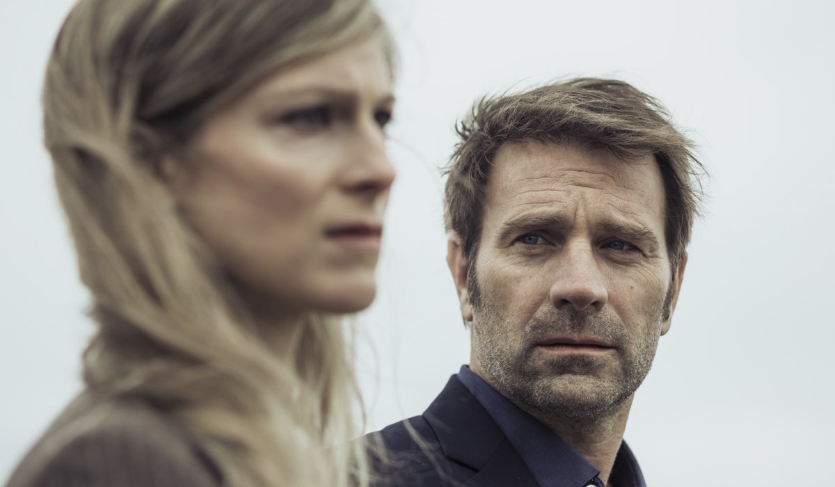 Da sinistra: Alexia Barlier (Sophie Cross) e Thomas Jouannet (Commissario Thomas Leclercq) in una scena della serie ”Sophie Cross”. Credits: Rai/Das Erste.