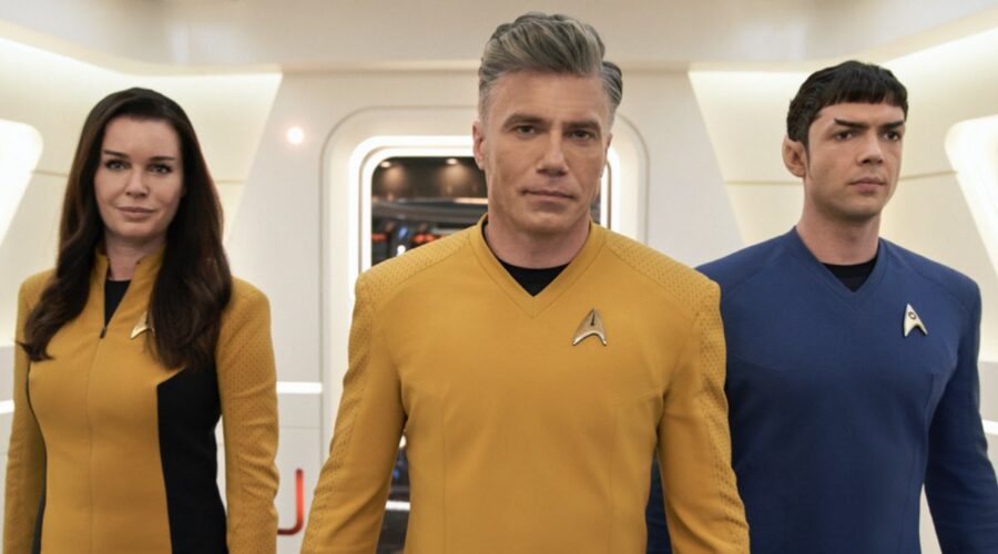 Da sinistra: Rebecca Romijn, Anson Mount ed Ethan Peck in una scena della seconda stagione di “Star Trek Strange New Worlds”. Credits: Paramount+.