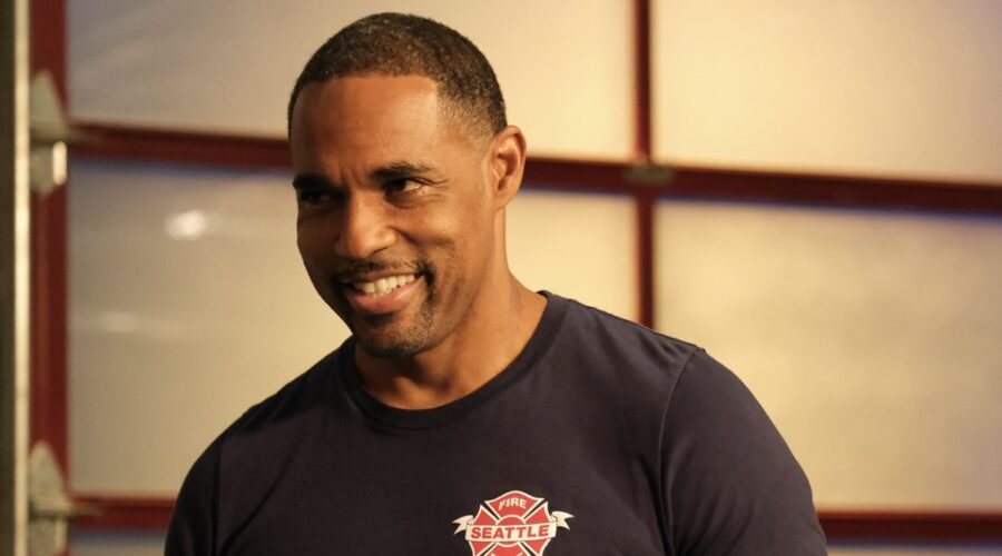 Jason George nei panni di Warren in “Station 19”. Credits: Disney Italia.