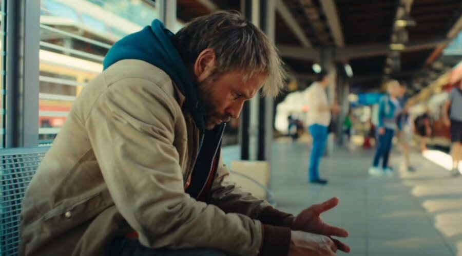 Steffen Mennekes (Ralf) in una scena del trailer de