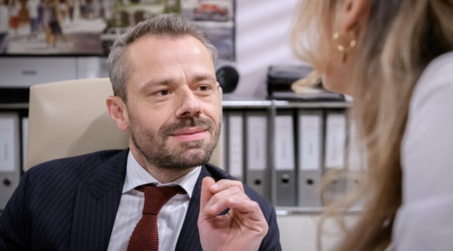 Sven Waasner nei panni di Erik Vogt in una scena di “Tempesta D'Amore” in onda su Rete 4. Credits: Das Erste/Mediaset.