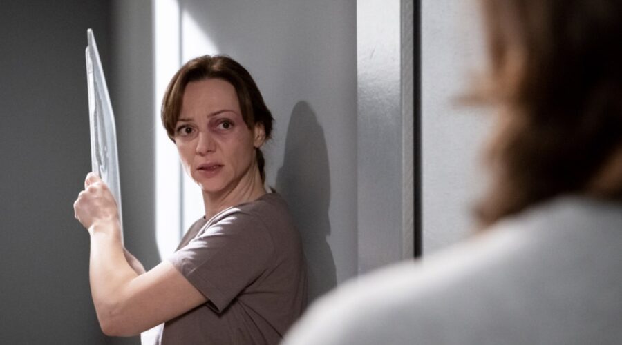 Ariane (Viola Wedekind) viene picchiata in prigione, qui in una scena di “Tempesta D'Amore”. Credits: Das Erste/Mediaset.