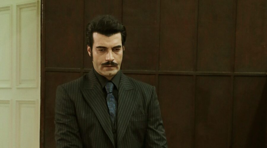 Murat Ünalmis (Demir) testimonia al processo contro Zuleyha nella puntata di “Terra Amara” in onda sabato 10 giugno 2023 su Canale 5. Credits: RTI Mediaset.