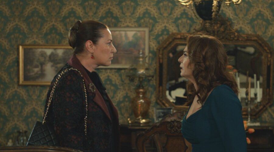 Da sinistra: Vahide Perçin (Hünkar) e Nazal Kesal (Sevda Çaglayan) in una scena di “Terra Amara”. Credits: RTI Mediaset.