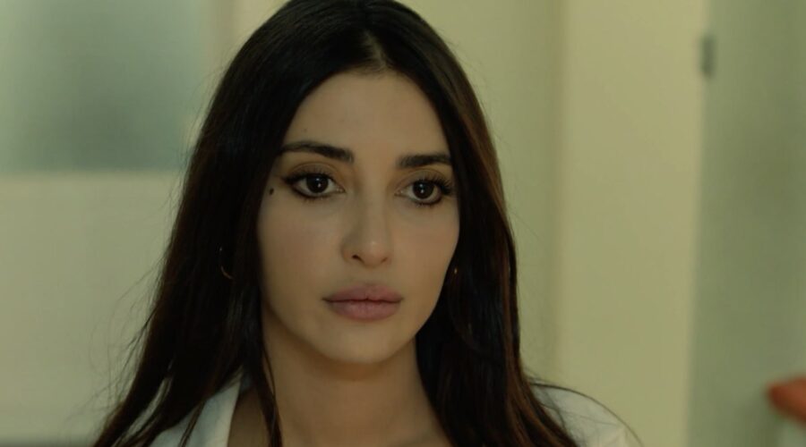 In “Terra Amara”, Mujgan (Melike İpek Yalova) vede Yilmaz uscire dalla stanza di ospedale di Züleyha. Credits: Fotogramma/Mediaset Infinity.