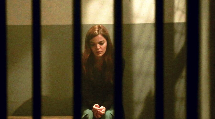 Züleyha (Hilal Altinbilek) in carcere nella puntata di “Terra Amara” in onda mercoledì 14 giugno 2023 su Canale 5. Credits: RTI Mediaset.
