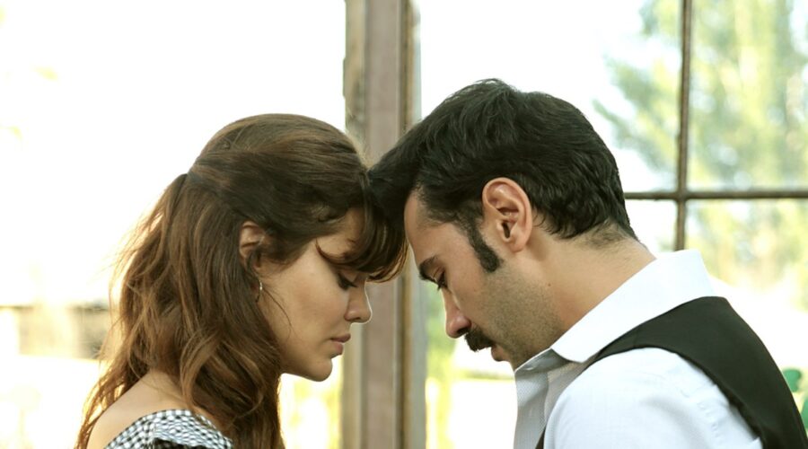 Da sinistra: Hilal Altinbilek (Zuleyha) e Ugur Günes (Yilmaz) in una scena di “Terra Amara”. Credits: RTI Mediaset.