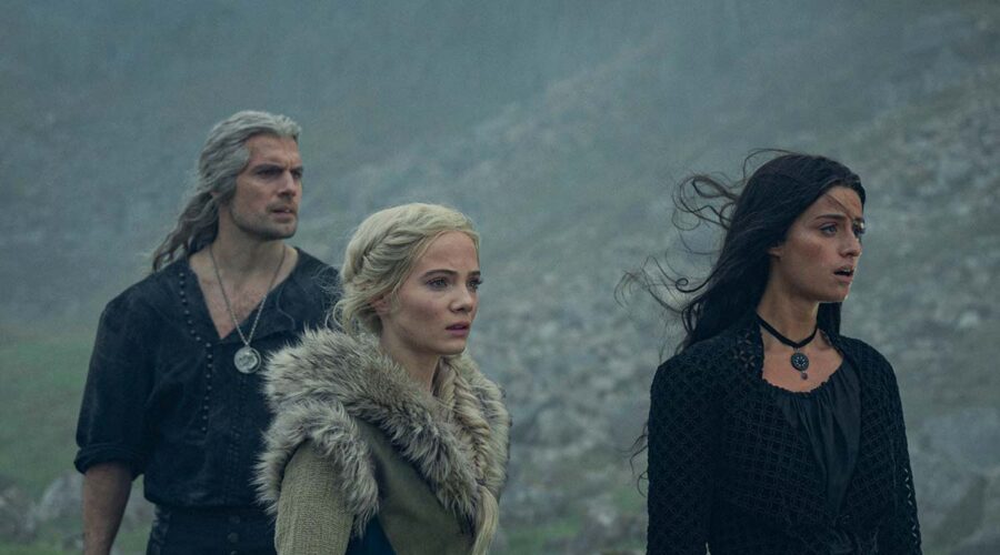 Henry Cavill, Anya Chalotra e Freya Allan nella serie tv