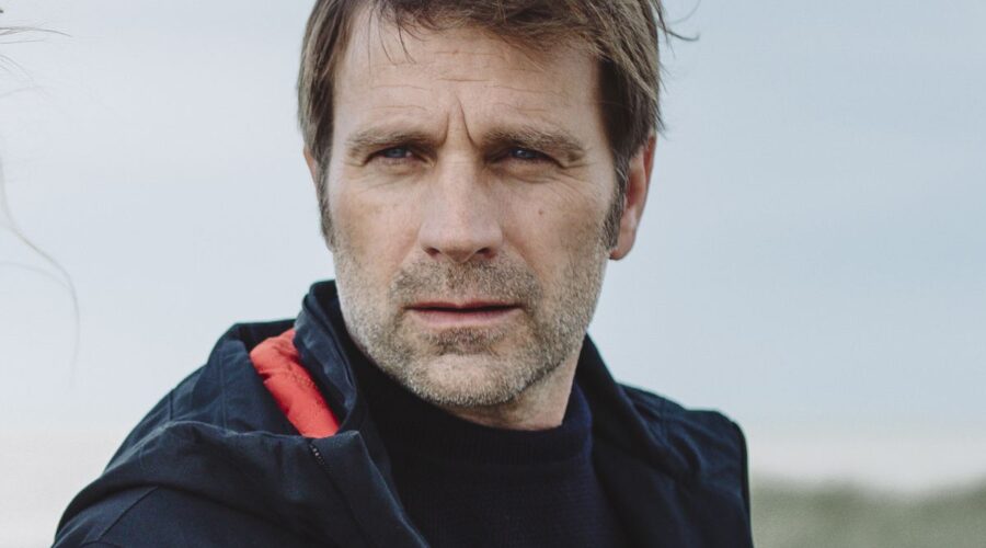 Thomas Jouannet (Commissario Thomas Leclercq) in una scena della serie ”Sophie Cross”. Credits: Rai/Das Erste.