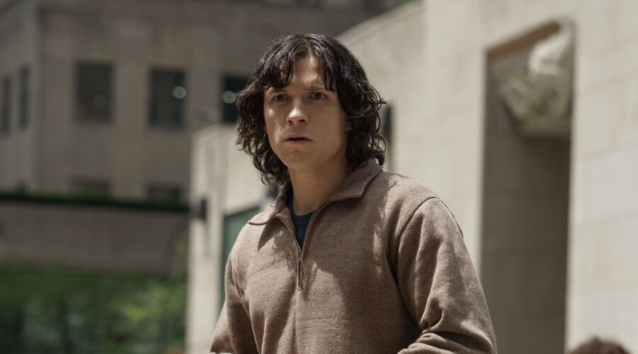 Tom Holland in una scena di “The Crowded Room”. Credits: Apple TV+.