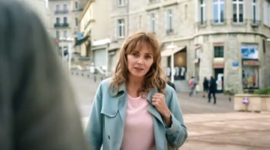 Claire Keim interpreta Florence Arrieta, qui in un fotogramma di “Un cuore due destini”. Credits: TFI1/YouTube.