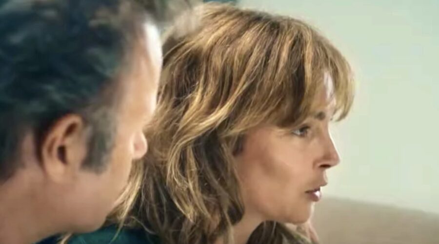 Da sinistra: Pierre-François Martin-Laval e Claire Keim, qui in un fotogramma di “Un cuore due destini”. Credits: TFI1/YouTube.